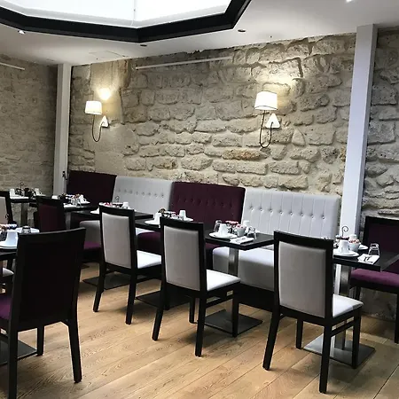 Jacques De Molay Hotel